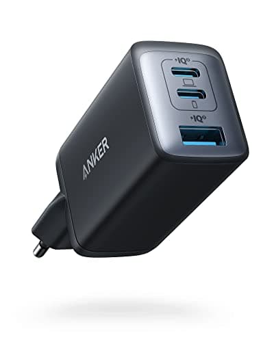 Schwarzes Anker-Netzteil mit zwei USB-C- und einem USB-A-Anschluss, Eurostecker, weißer Hintergrund