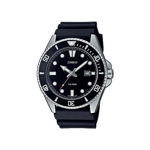 Casio Armbanduhr mit schwarzem Zifferblatt, Drehlünette und schwarzem Kunststoffarmband vor weißem Hintergrund