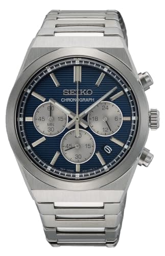 Seiko Chronograph mit blauem Zifferblatt und Edelstahlarmband, Frontalansicht vor weißem Hintergrund