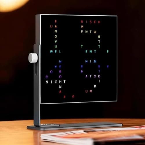 Quadratische LED-Wortuhr mit farbigen Buchstaben auf Metallständer, Holztisch, dunkler Hintergrund