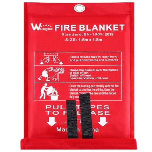 Rote Löschdecke in Wandtasche mit Aufhängeöse, Anwendungspiktogrammen und Zuglaschen, Aufdruck Wucgea Fire Blanket
