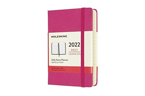 Moleskine 12 Monate Tagesplaner 2022, Tageskalender 2022, fester Einband und Verschluss, Format Pocket 9 x 14 cm, Farbe Bougainville Rosa, 400 Seiten
