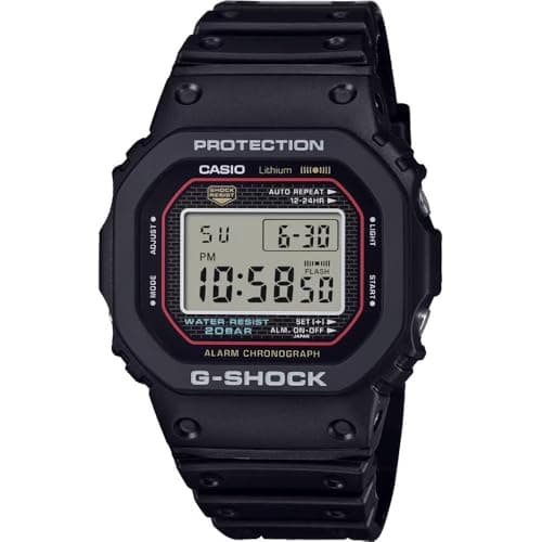 Schwarze eckige Digitaluhr Casio G-Shock mit Kunststoffarmband, frontal auf weißem Hintergrund